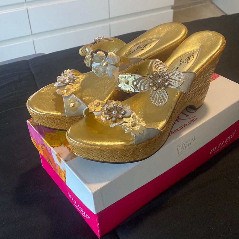 Gorgeous butterfly gold wedges with rhinestones and butterfly appliqué. Size 40…